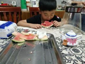 抓捕时的吃瓜群众,吃瓜群众见证正义瞬间