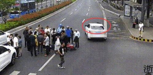 中国吃瓜群众被车撞是真的吗,“中国吃瓜群众被车撞事件真相揭秘”