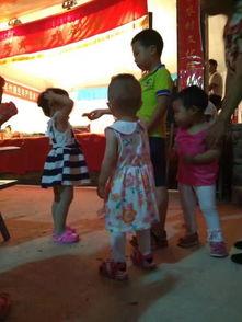 吃瓜群众看大戏亲吻,大戏中的甜蜜亲吻瞬间