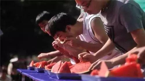 吃瓜群众的狂欢夜,吃瓜群众的热闹盛宴