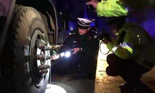 男子看戏看热闹吃瓜群众,男子看戏，吃瓜群众围观的热闹现场