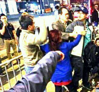 吃瓜群众拍照打架图片,围观者变身“战斗民族”